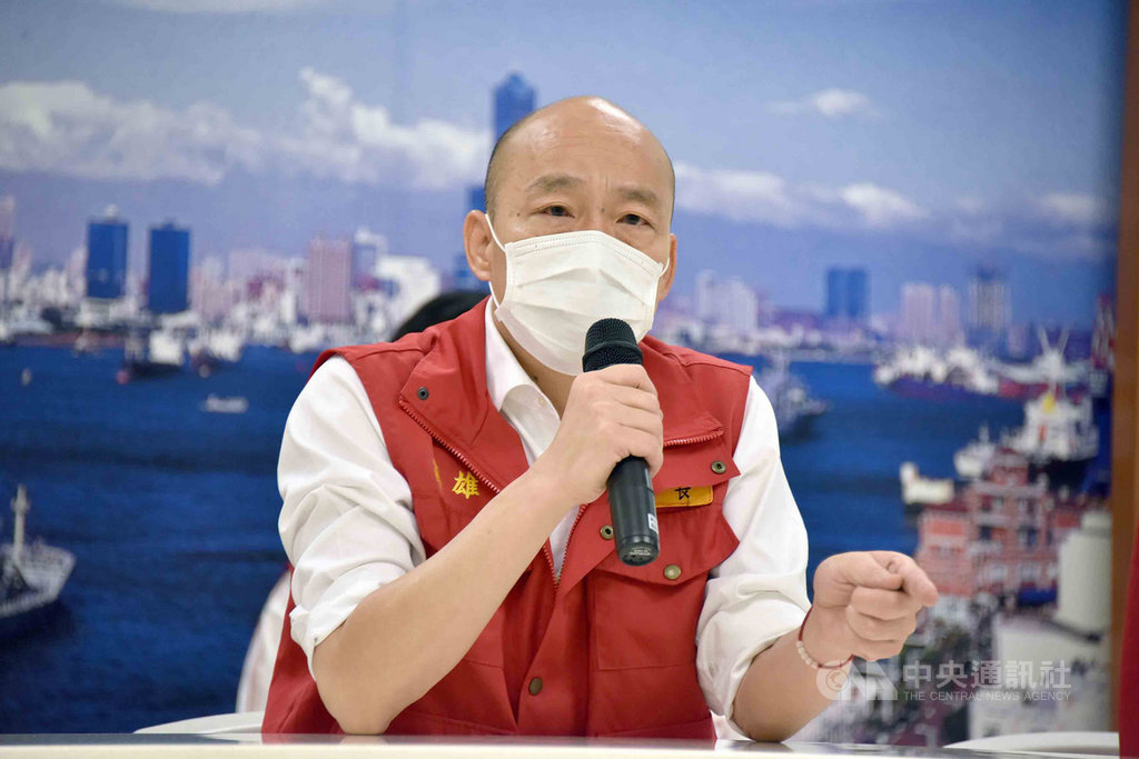高雄市鹽埕區七賢抽水站機組故障無法排水,22日上午造成嚴重淹水,市長韓國瑜下午才到場勘災,被質疑第一時間未掌握鹽埕區災情。韓國瑜23日表示,都有掌握且與副市長及首長分工勘災。(高市新聞局提供)中央社記者程啟峰傳真 109年5月23日