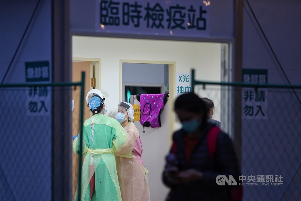 中央流行疫情指揮中心23日宣布放寬武漢肺炎自費採檢條件,凡是出國工作、求學者及其眷屬都可自費採檢,且入境國家不再僅限東南亞。圖為醫院外設置臨時檢疫區。(中央社檔案照片)