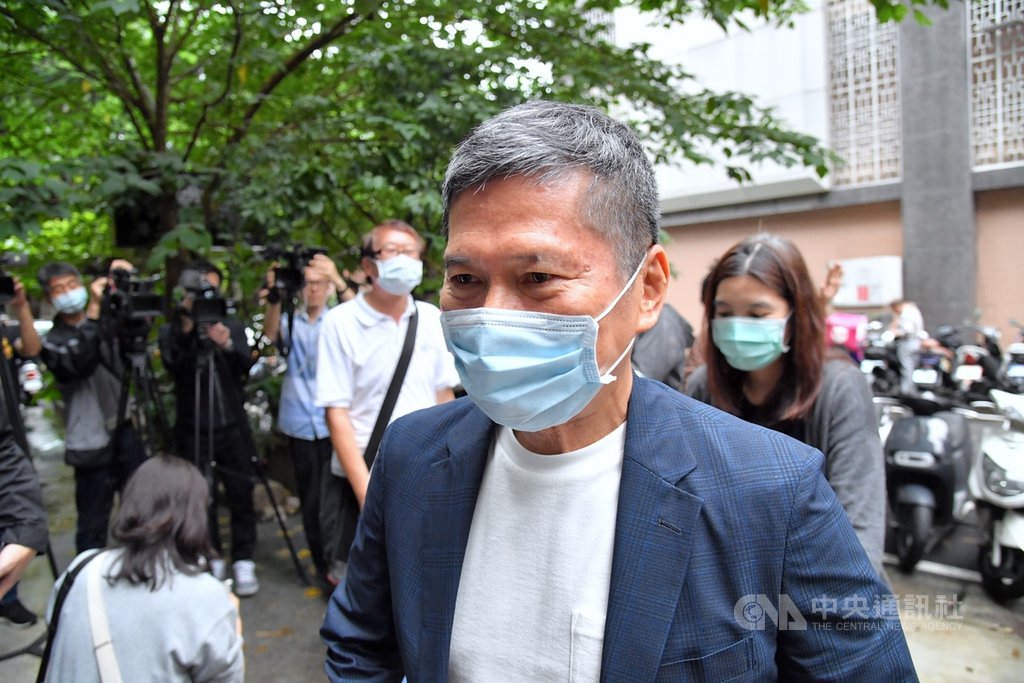 文化部長李永得(前)23日出席攝影家潘小俠攝影集「台灣作家一百年」新書發表會,他表示,藝文展演活動可以階段性開放,在符合防疫措施的原則下,「可以開放,意思就是說可以賣票。」中央社記者王飛華攝 109年5月23日
