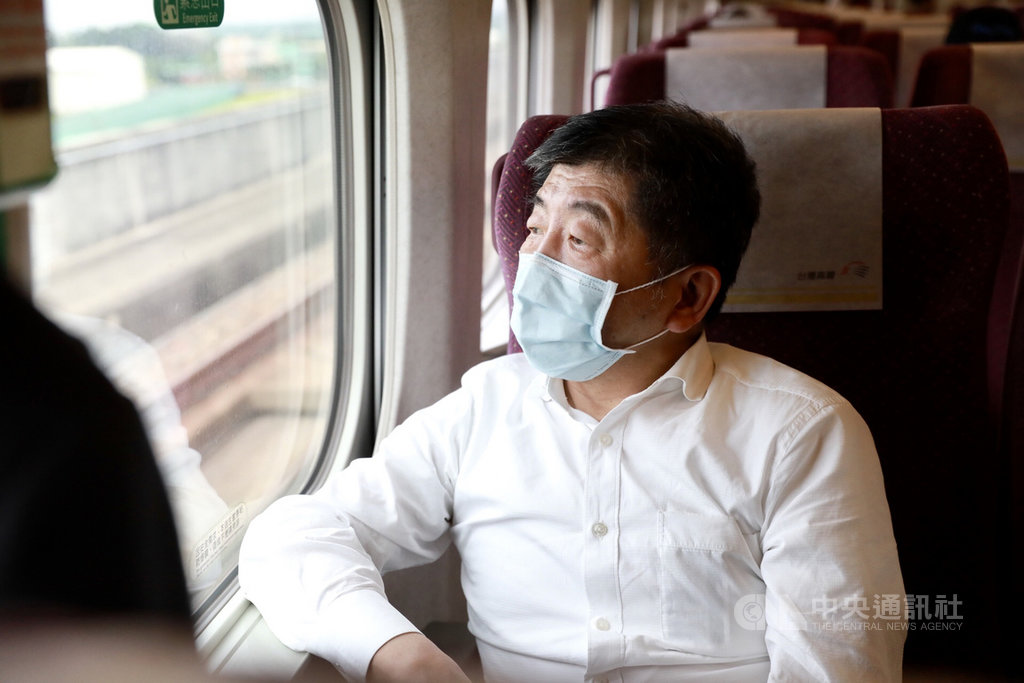 中央流行疫情指揮中心指揮官陳時中23日搭乘高鐵南下,示範防疫旅遊,陳時中表示,心情很興奮;他也說,高鐵雖人多,但大家都有戴口罩、保持安全距離,可以放心。(指揮中心提供)中央社記者陳偉婷傳真 109年5月23日