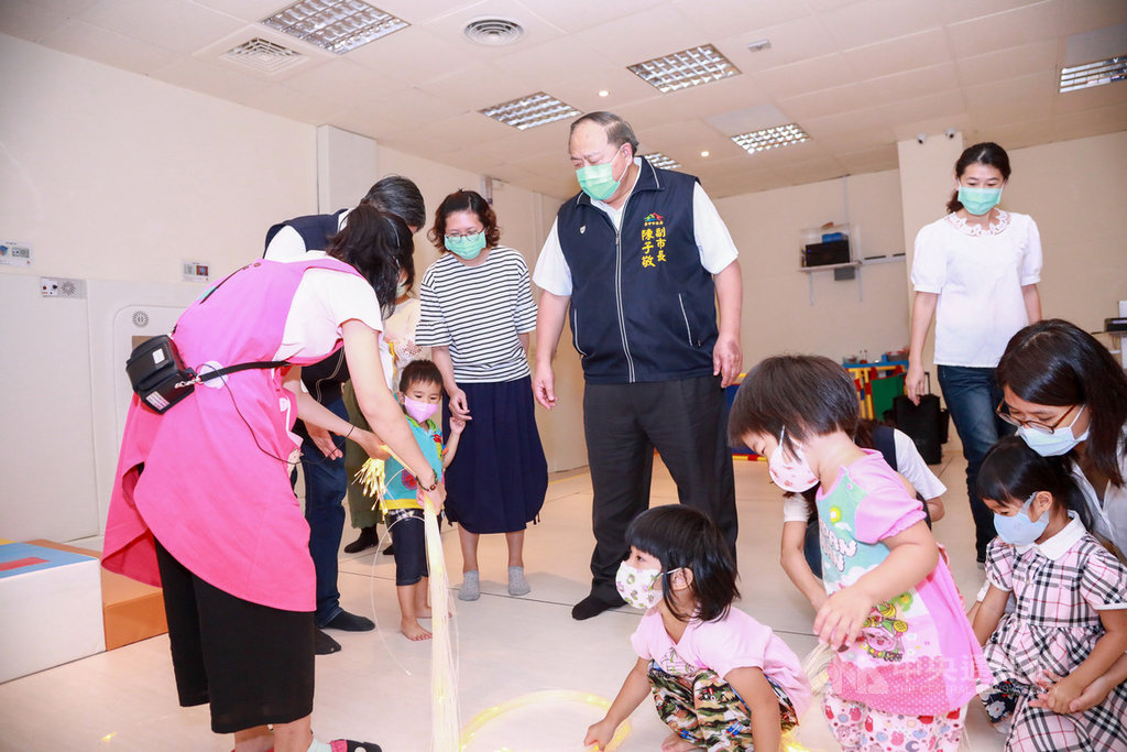 國內武漢肺炎疫情趨緩,台中市親子館已提前恢復營運,副市長陳子敬(中,背心者)23日前往北區親子館視察。中央社記者趙麗妍攝 109年5月23日