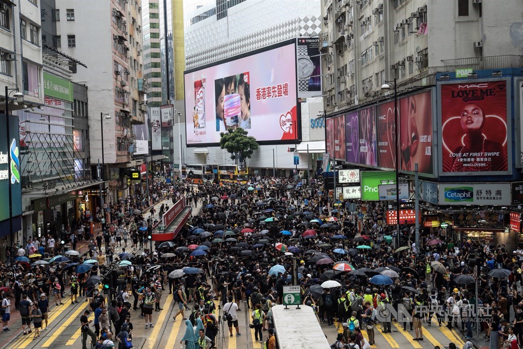 香港反送中抗爭在疫情爆發後沉寂一段時間,但國安法立法計畫激起部分抗爭者不滿,計劃走上街頭,恐讓香港再度陷入動盪。圖為香港反送中在2019年8月11日的一場集會。(檔案照片)中央社記者吳家昇攝