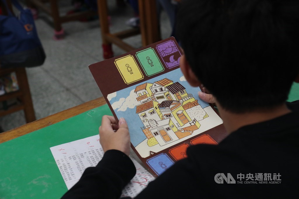 新北市樂利國小教師王筱慧以台灣性別平等教育協會出版的「扮家家遊」桌遊教學,帶領學生探討性別刻板印象,以活潑的教法引領學生進行反思。中央社記者吳家昇攝 109年5月23日