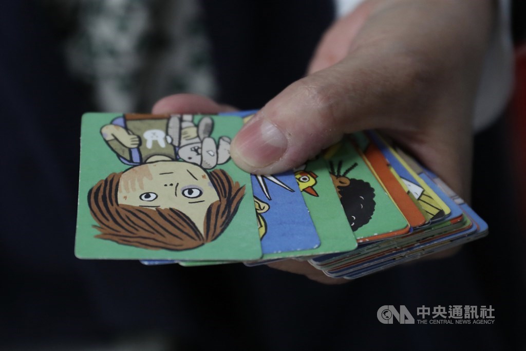 新北市樂利國小教師王筱慧利用桌遊,帶領學生反思性別的刻板印象,告訴學生社會上有各種家庭組成形式,沒有什麼是絕對好、絕對不好的家庭,更重要的是成員間的愛、溫暖與尊重。中央社記者吳家昇攝 109年5月23日