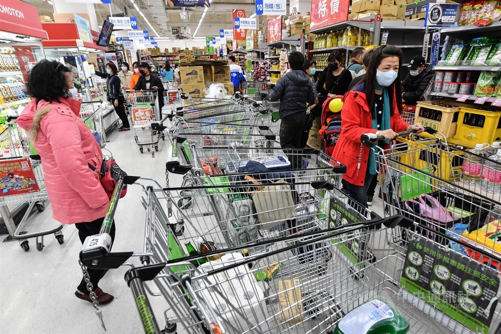 財政部關務署蔡姓公務員3月17日在家族LINE群組散布請大家儲備糧食、到銀行提領所有存款等謠言,法院依社維法裁定處罰鍰新台幣9000元。圖為3月19日台灣武漢肺炎確診數攀升引發民眾搶購物資。(中央社檔案照片)