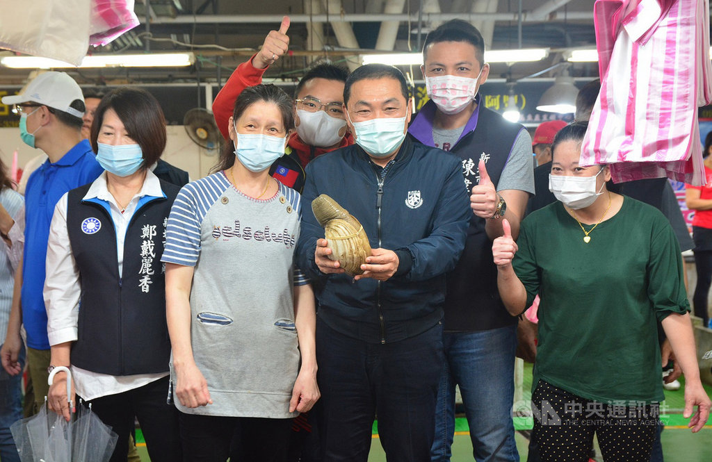 新北市富基漁港多功能突堤碼頭23日啟用,市長侯友宜(前右2)視察漁港攤商時表示,盼望帶動富基漁港觀光產業,也願意在疫情趨緩之際,和各縣市一起振興觀光產業。(漁業處提供)中央社記者黃旭昇新北傳真 109年5月23日