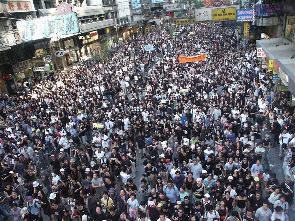 2003年,香港民主派人士和人權組織發起反對基本法第23條立法的「七一大遊行」。(中央社檔案照片)