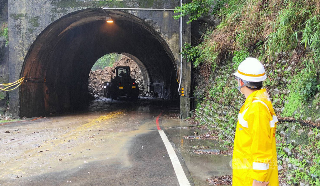 因梅雨鋒面連續豪雨,台中市和平區中橫公路裡冷隧道前23日凌晨發生邊坡崩塌,落石崩落擋住隧道口,雙向交通中斷。(谷關工務段提供)中央社記者趙麗妍傳真 109年5月23日