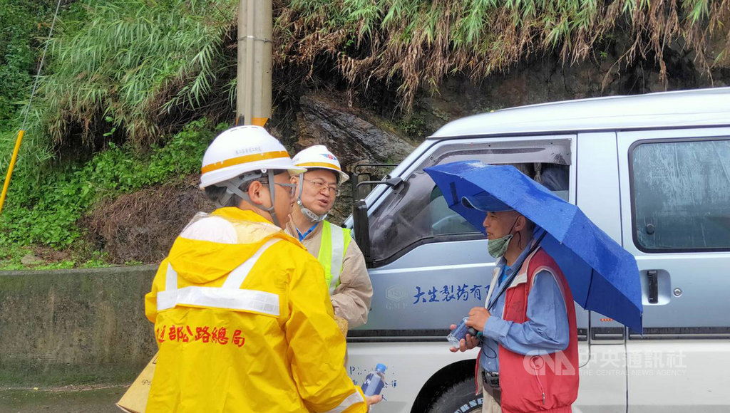 台中市和平區中橫公路裡冷隧道前23日凌晨發生邊坡崩塌,落石崩落擋住隧道口,公路總局谷關工務段漏夜搶通,也發放飲水乾糧給等待通行的民眾。(谷關工務段提供)中央社記者趙麗妍傳真 109年5月23日