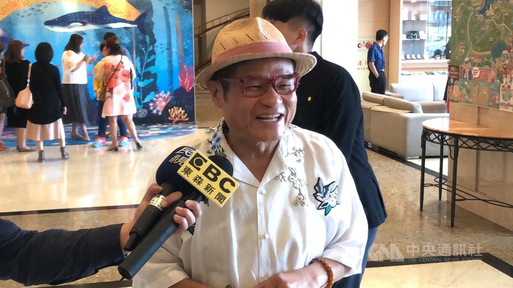 曾表態未來可能參選基隆市長的藝人許效舜(前)23日獲台灣民眾黨邀請在基隆演講,他受訪時表示,不排除與任何政黨合作。(讀者提供)中央社記者沈如峰基隆傳真 109年5月23日