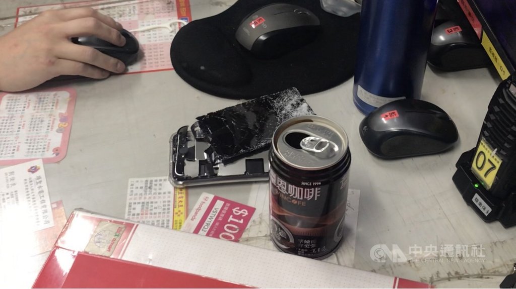 27歲倪姓男子22日晚間在基隆市一處賣場疑似偷拍女子裙底風光,遭女子當場制止報警後,倪男一度將手機摔爛,企圖湮滅證據。警方扣押相關證物,全案詢後依妨害秘密罪嫌,移送法辦。(林女提供)中央社記者沈如峰基隆傳真 109年5月23日