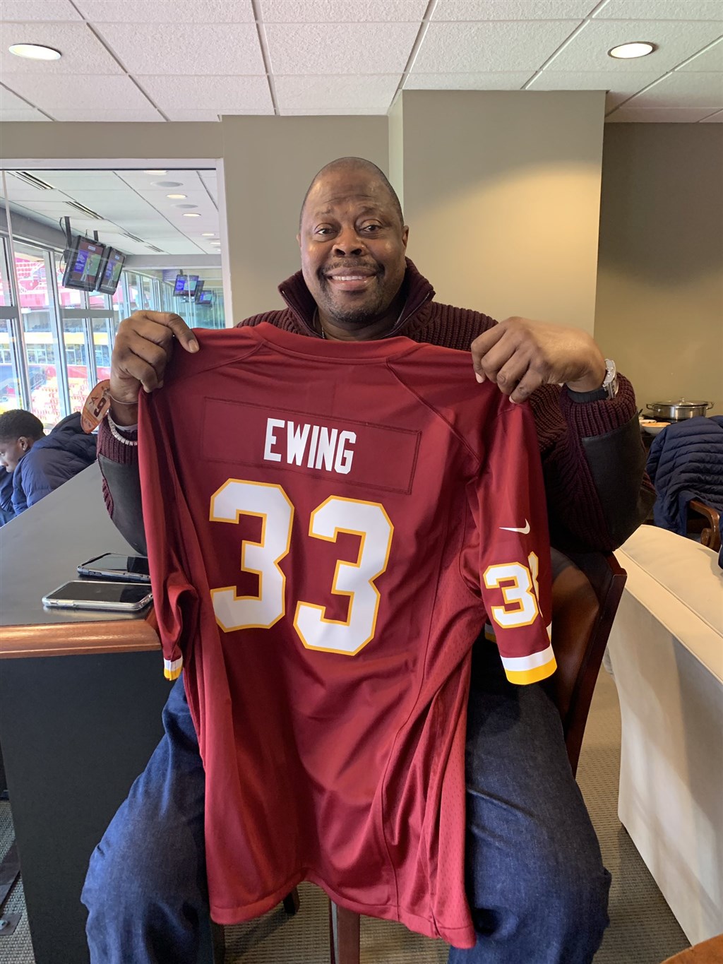 美國職籃NBA名人堂球星尤英因確診武漢肺炎住院。(圖取自twitter.com/CoachEwing33)