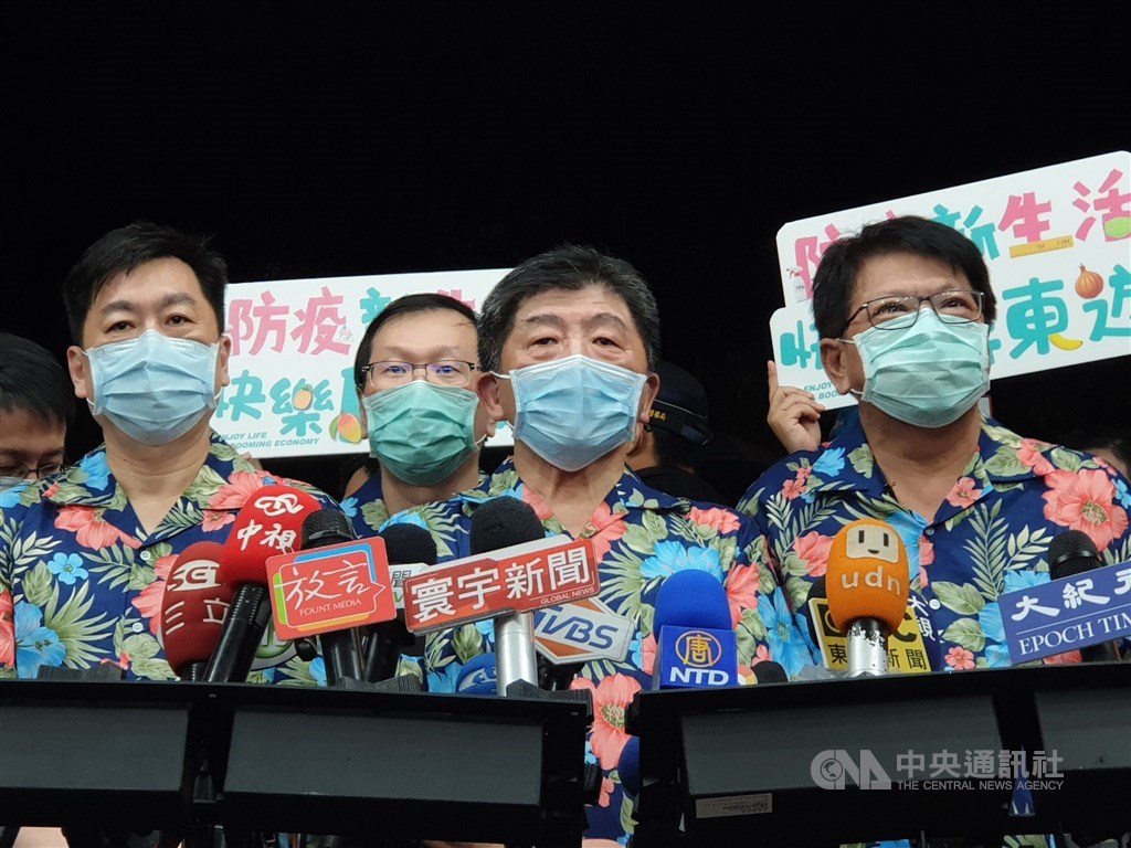 中央流行疫情指揮中心指揮官陳時中(中)率領防疫團隊及媒體,與屏東縣長潘孟安(右)23日晚上8時20分左右抵墾丁大街。中央社記者陳偉婷攝 109年5月23日