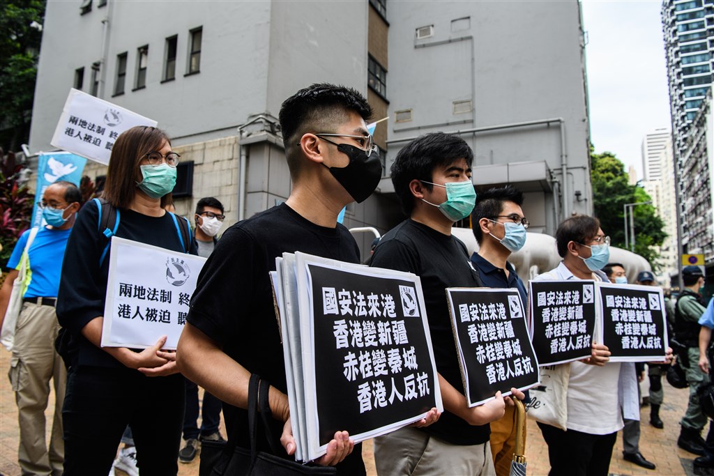 西方國家對中國公然侵犯香港自治權感到憤怒,美國22日進一步揚言,將取消香港特殊貿易待遇。圖為香港民眾22日在中聯辦外抗議港版國安法。(法新社提供)
