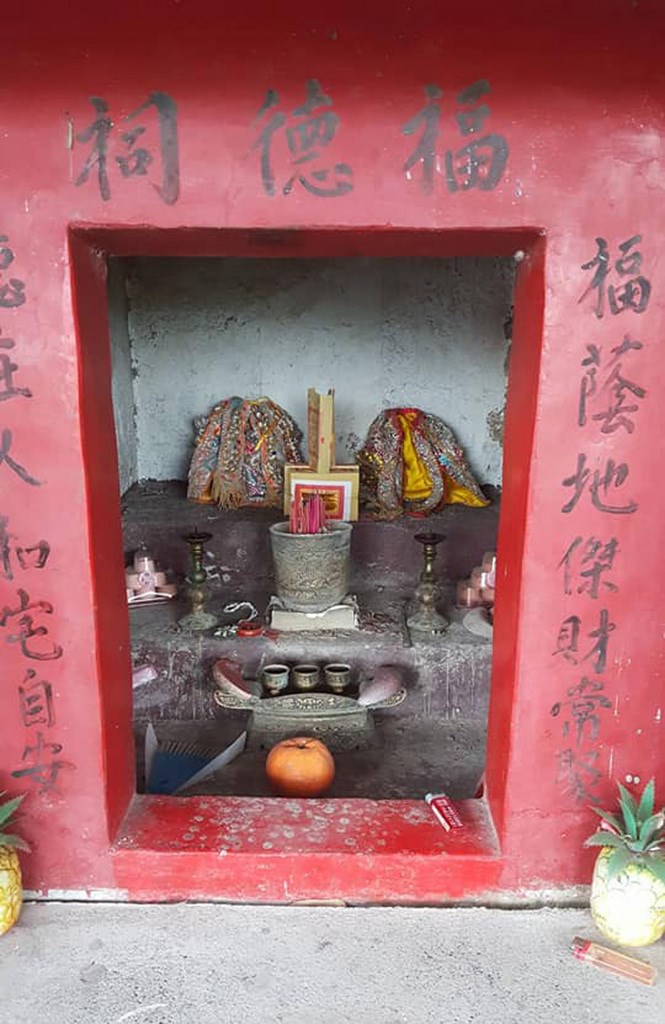 花蓮縣富里鄉新興村一座祭祀土地公婆的小廟,有信眾擅自將2尊金身帶去整修,現場只留下聖服。(民眾提供)中央社記者張祈傳真 109年5月23日