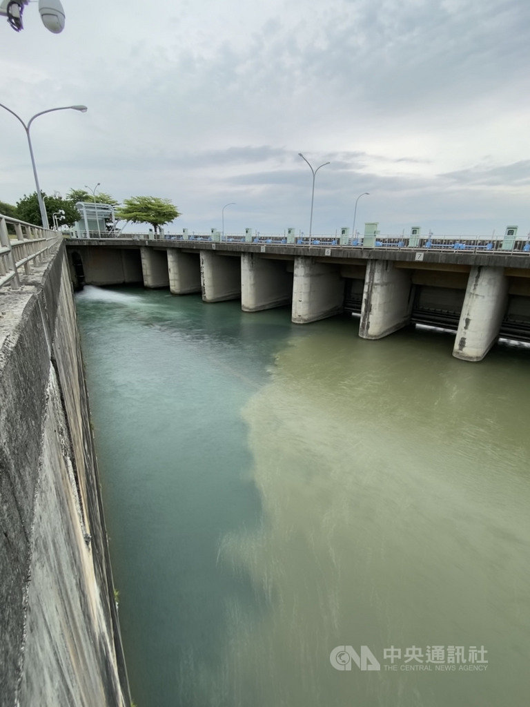 高雄市豪大雨成災,高屏溪濁度飆升,影響高雄地區供水,經濟部水利署南區水資源局已啟動伏流水設施及南化水庫聯通管支援供水。圖為高屏堰,明顯可看出水流濁度飆高。(水利署南區水資源局提供)中央社記者張榮祥台南傳真 109年5月23日