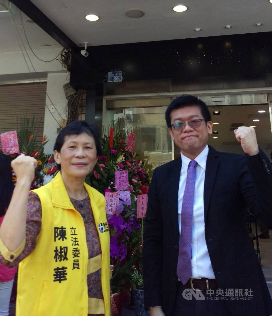屏東基督教醫院工會為神經內科主治醫師詹智鈞(右)曾因爭取醫師工時等權益與院方有意見衝突,屏基工會質疑詹智鈞因此不被續聘,23日晚間到墾丁要向中央流行疫情指揮中心指揮官陳時中陳情,隨後被警方擋下。圖為5月2日拍攝。中央社記者郭芷瑄攝 109年5月23日