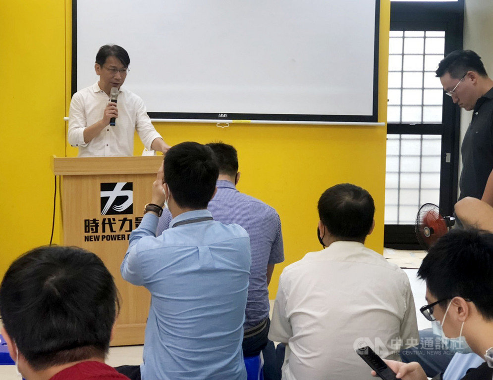 時代力量黨主席徐永明(後左)23日出席台中黨員見面會時表示,時代力量下週一將公布新一波罷韓民調,認為投票程序的干擾與變化,可能會影響投票意願。中央社記者趙麗妍攝 109年5月23日