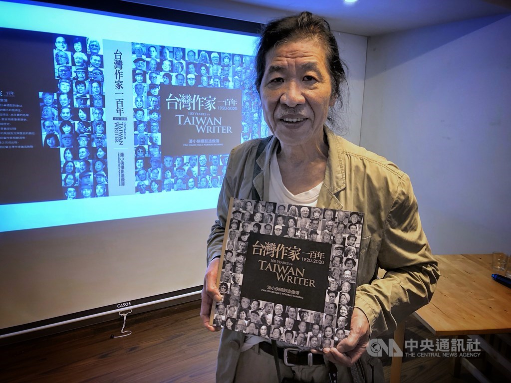 攝影家潘小俠23日下午在台北出席攝影集「台灣作家一百年」新書發表會,並與作品合影留念。中央社記者王飛華攝 109年5月23日