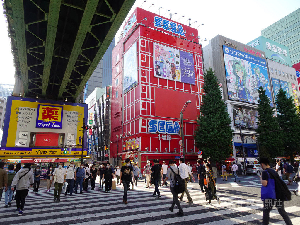 東京都武漢肺炎疫情趨緩,民眾出門的情況增多。圖為週末知名的電器街秋葉原街景。中央社記者楊明珠東京攝 109年5月23日