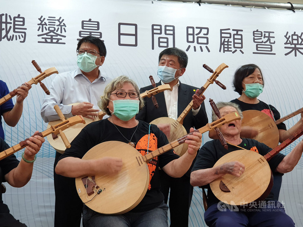 中央流行疫情指揮中心指揮官陳時中(後右2)率團到屏東示範兩天一夜樂活旅遊,24日首站行程是台灣最南端的鵝鑾鼻日間照顧中心,他與長者一起吟唱古調。中央社記者陳偉婷攝 109年5月24日