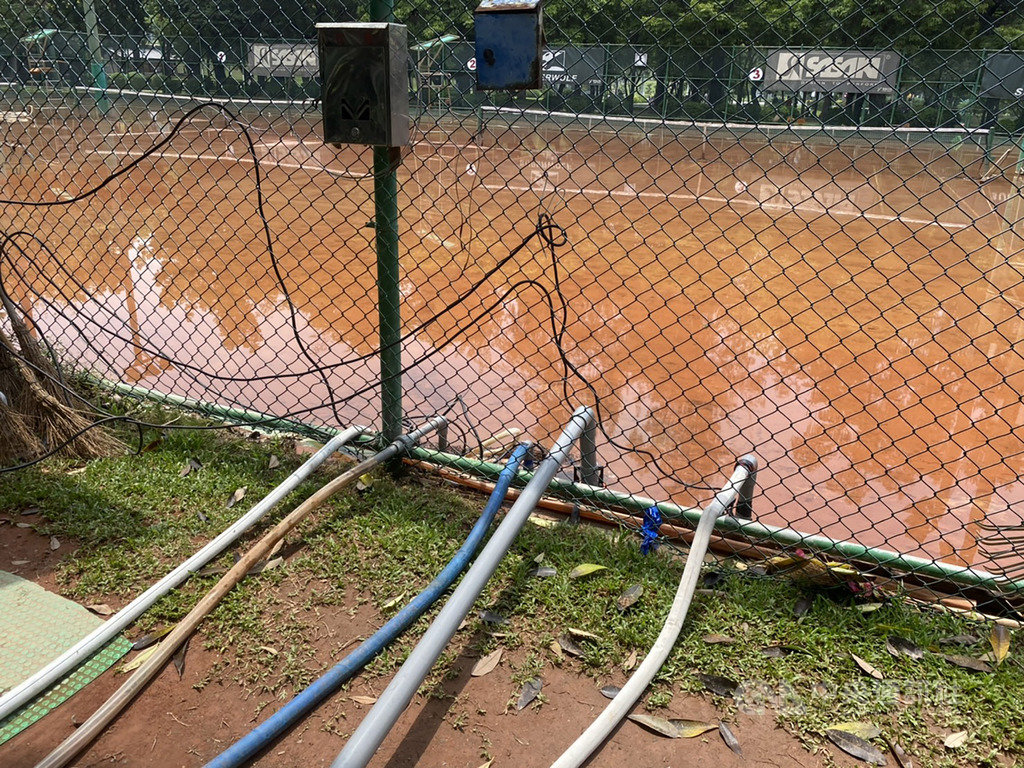 高雄市中央公園內的民生網球場因日前豪雨嚴重積水,變成一座大水塘,24日積水仍未退,運動發展局持續抽水,預計下午才能抽乾。(高雄市運動發展局提供)中央社記者程啟峰傳真 109年5月24日