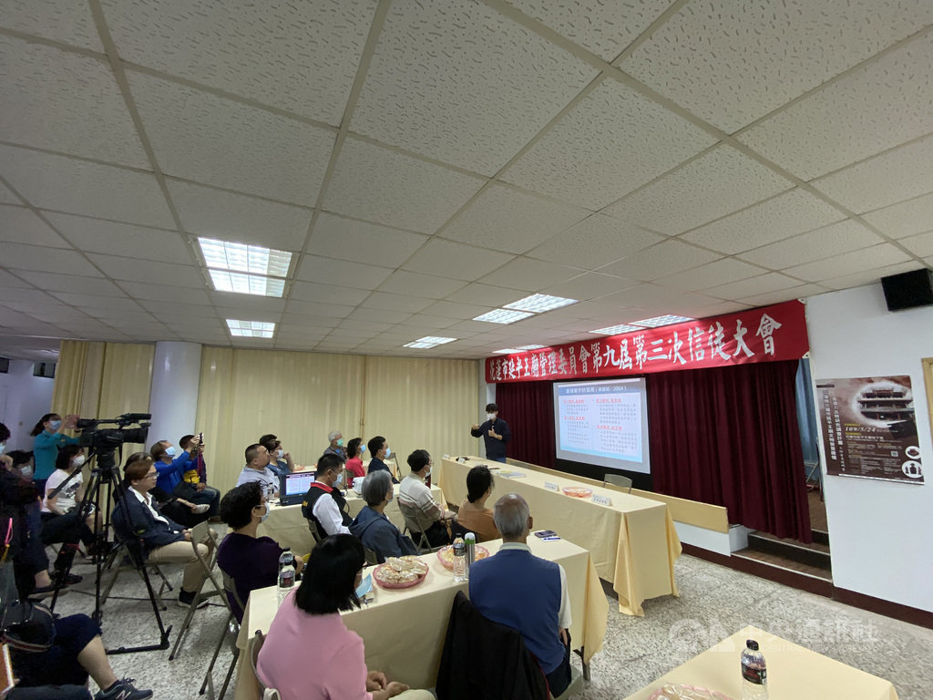 花蓮市十六股延平王廟創立於咸豐元年(西元1851年),與花蓮早期漢民族開墾息息相關,花蓮縣文化局針對廟內文物進行普查建檔,並邀請逢甲大學歷史與文物研究所長李建緯,主講相關文物案例及寺廟文物普查方式與重要性。中央社記者李先鳳攝 109年5月24日