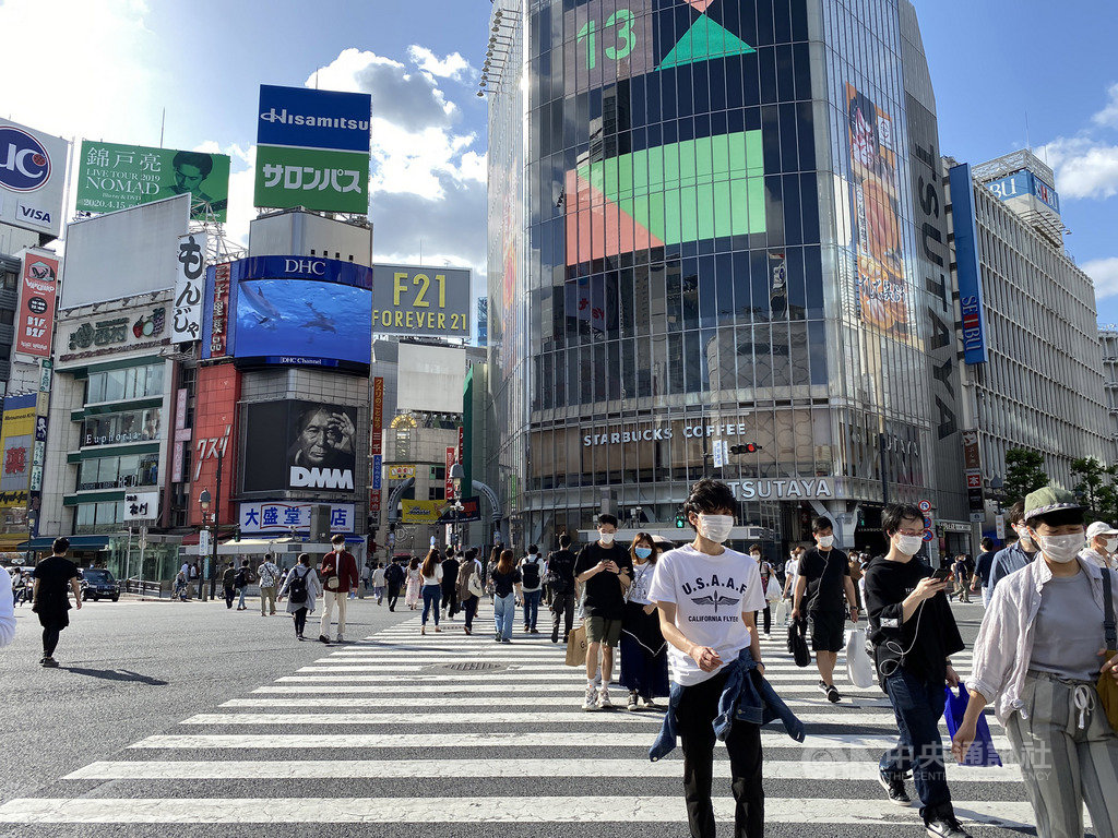 日本2019冠狀病毒疾病疫情趨緩,東京等首都圈1都3縣及北海道,可望25日解除緊急事態宣言。24日東京鬧區澀谷已見行人大增的景象。中央社記者楊明珠東京攝 109年5月24日
