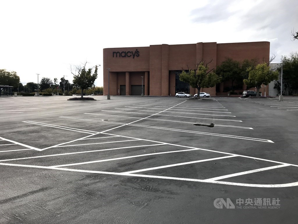 疫情衝擊下,美國2020年進入就業市場的畢業生前景辛苦。圖為加州的梅西百貨(Macy
