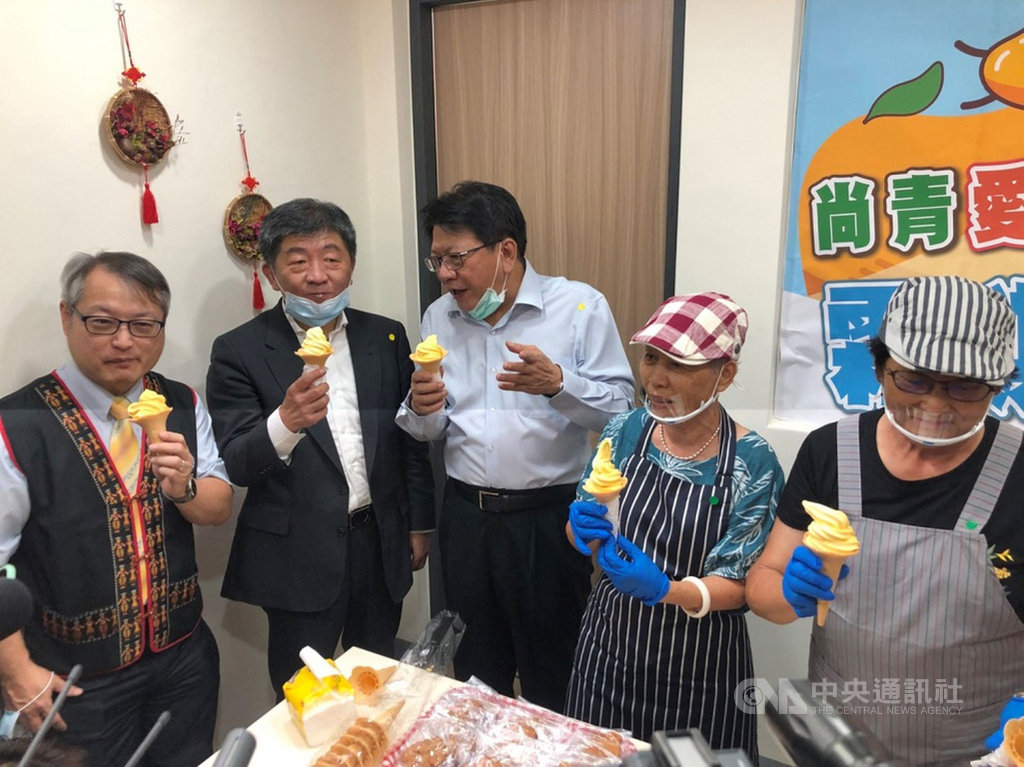 屏東鵝鑾鼻樂活日間照顧中心24日開幕,縣政府邀請衛生福利部長陳時中(左2)主持,與縣長潘孟安(左3)一同品嚐使用屏東新鮮水果及恆春半島洋蔥製造的霜淇淋。(屏東縣政府提供)中央社記者郭芷瑄傳真 109年5月24日