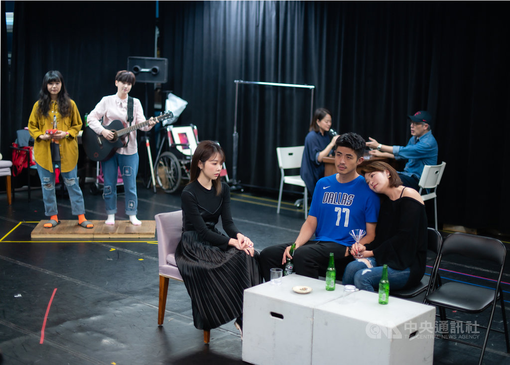 已故戲劇大師李國修的經典舞台劇「昨夜星辰」重回舞台,由演員邵雨薇(前左)詮釋因父親外遇,對婚姻畏懼但又嚮往愛情,最後成為劇中男主角梁正群(前右2)外遇對象的女子。(寬宏藝術提供)中央社記者葉冠吟傳真 109年5月24日