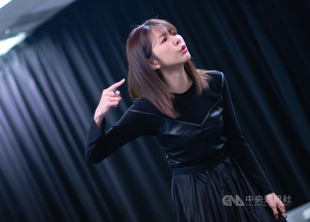 演員邵雨薇挑戰舞台劇處女秀,擔任女主角,演出已故戲劇大師李國修經典劇碼「昨夜星辰」,6月26日起將展開全台多地巡演。(寬宏藝術提供)中央社記者葉冠吟傳真 109年5月24日