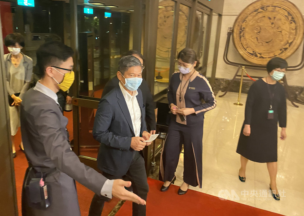 文化部長李永得(前左2)24日晚間到台北國家音樂廳出席國家交響樂團音樂會,並指出將持續觀察場館試辦觀眾入場情形,強調「防疫是目前最高的原則,一定要做到表演人員安全、觀眾安全,才會有未來的路」。中央社記者陳秉弘攝 109年5月24日