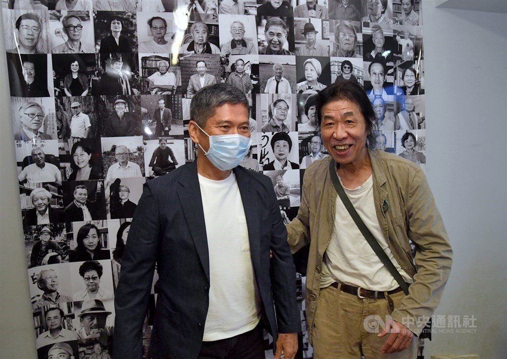 攝影家潘小俠(右)23日下午在台北出席攝影集「台灣作家一百年」新書發表會,文化部長李永得(左)到場祝賀,兩人開心合影。中央社記者王飛華攝 109年5月23日