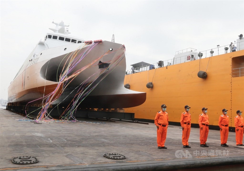 國艦國造進度超前,首艘600噸級巡防艦「安平艦」下水儀式4月27日在高雄旗津中信高鼎廠舉行。中央社記者董俊志攝 109年4月27日