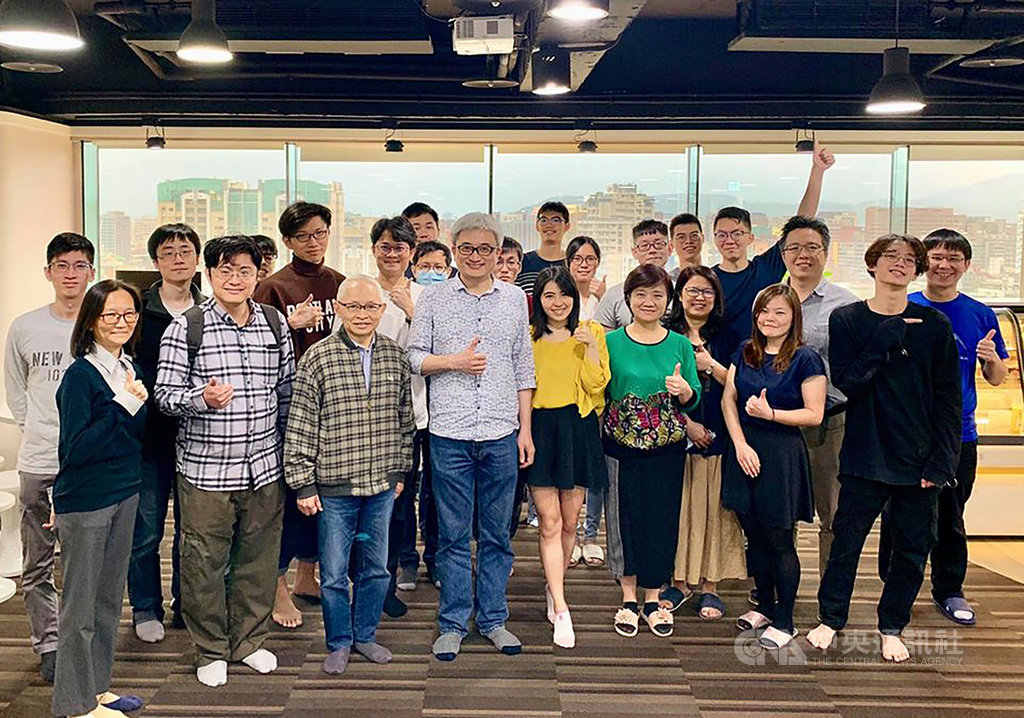台灣人工智慧實驗室創辦人杜奕瑾(中)認為,年輕人應該勇於「不務正業」,重視一般人沒有發現的需求,甚至用新方法解決。(台灣人工智慧實驗室提供)中央社記者潘姿羽傳真 109年5月24日