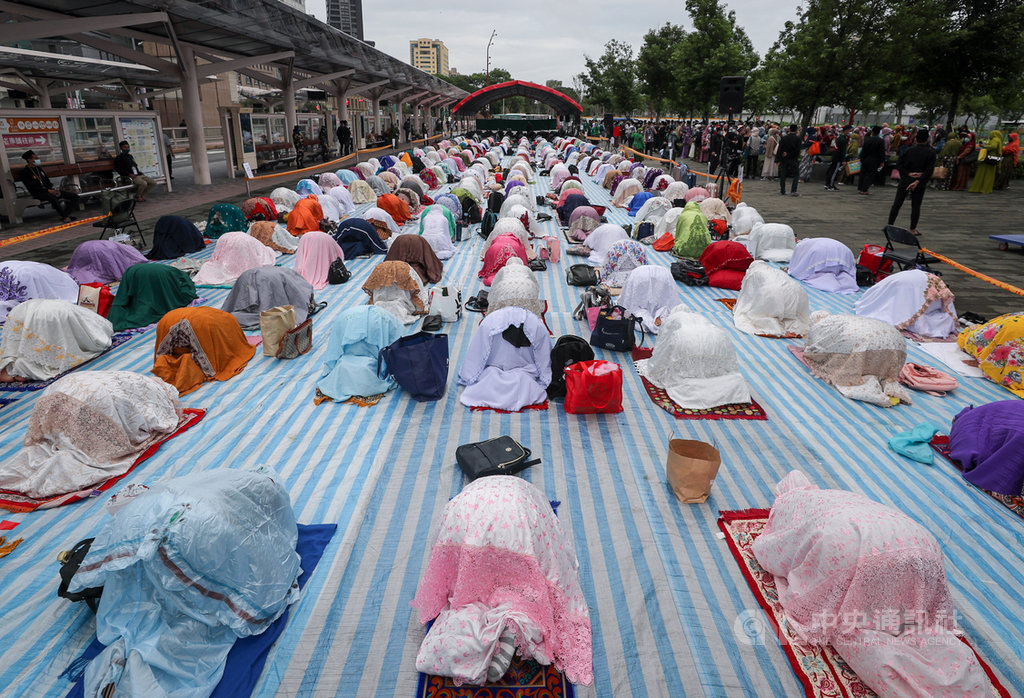 開齋節祈福儀式24日在台北車站行旅廣場舉行,上午6時許多穆斯林陸續到場,主辦單位也規劃區域,讓民眾能保持距離祈禱禮拜。中央社記者裴禛攝 109年5月24日