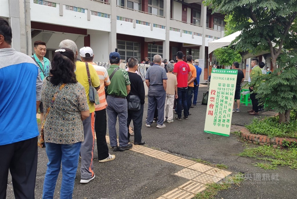 民進黨24日舉行全國黨代表暨縣市黨部主委改選,台東縣有投票權的黨員共927人,計有853人投票,投票率約9成2,是台東歷來投票率最高的一次。中央社記者盧太城攝 109年5月24日