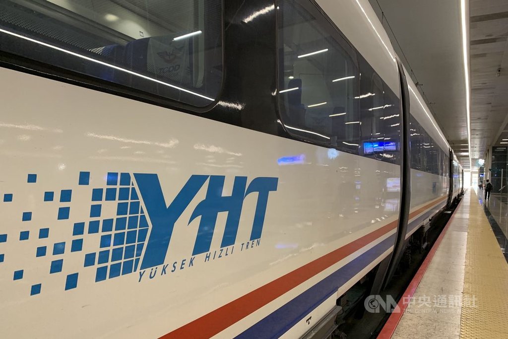 土耳其逐步放寬2019冠狀病毒疾病(COVID-19)防疫禁令,交通與基礎建設部宣布,高速鐵路自28日起局部恢復營運。圖為2019年9月5日在安卡拉站月台的高鐵列車。中央社記者何宏儒安卡拉攝 109年5月24日