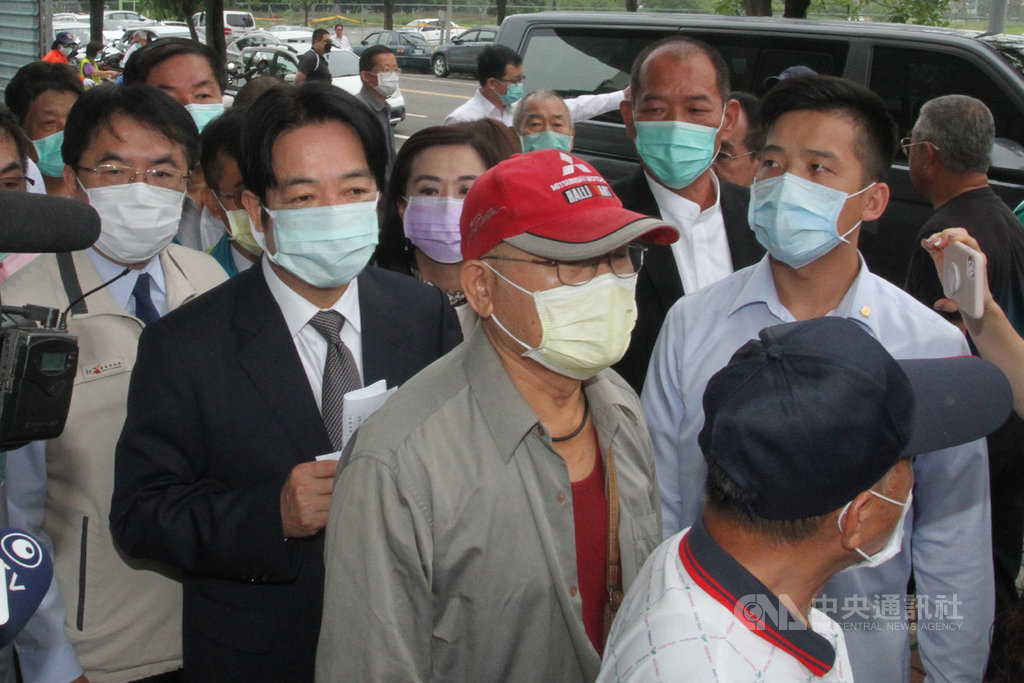 民主進步黨24日舉辦地方黨部主委、縣市黨代表及全國黨代表選舉,副總統賴清德(前左2)回到台南市,由市長黃偉哲(前左)陪同,排隊等待進入投票所。中央社記者楊思瑞攝 109年5月24日