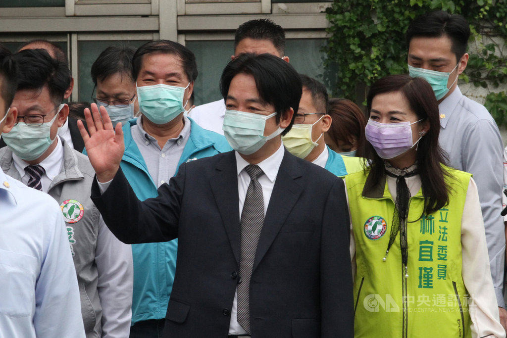 民主進步黨24日舉辦地方黨部主委、縣市黨代表及全國黨代表選舉,副總統賴清德(前中)上午到台南市南區彰南里活動中心投票,離開前向現場民眾揮手致意。中央社記者楊思瑞攝 109年5月24日