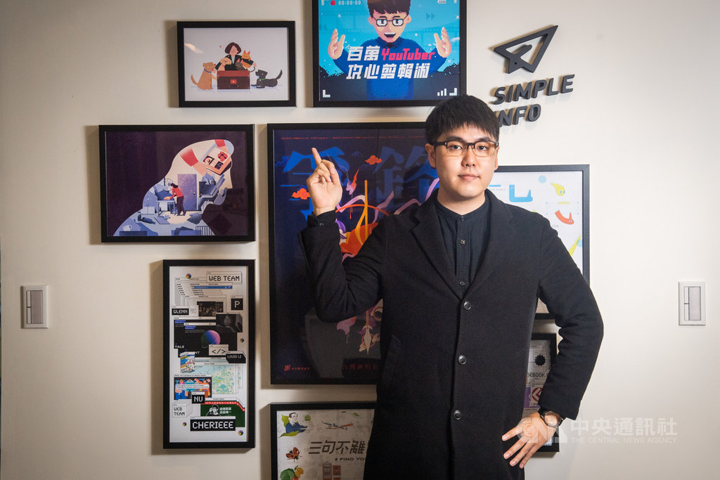 YouTube頻道「志祺七七」共同創辦人張志祺是位典型的「斜槓青年」,跨足資訊設計、社群行銷企劃、青年創業,以及時事評論型YouTuber、線上課程講師,而且許多領域都做出成績。中央社記者林俊耀攝 109年5月24日