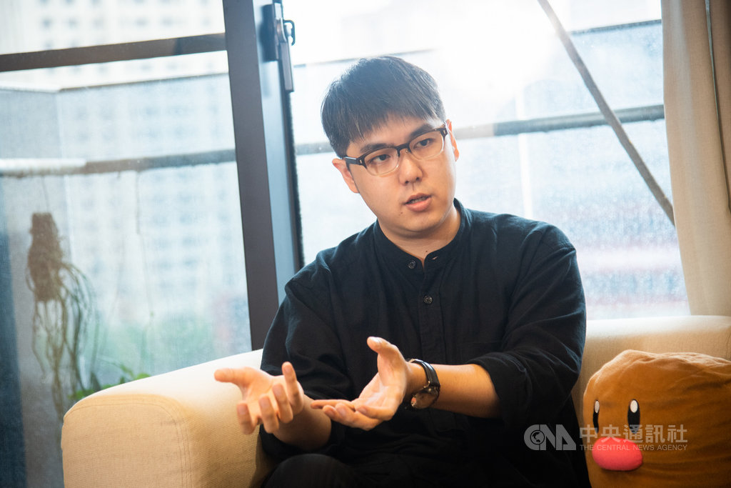 YouTube頻道「志祺七七」共同創辦人張志祺直言,整個社會都期待年輕人能夠有所作為,但現實情況是,不論生活也好、創業也好,房租的壓力都非常巨大。中央社記者林俊耀攝 109年5月24日