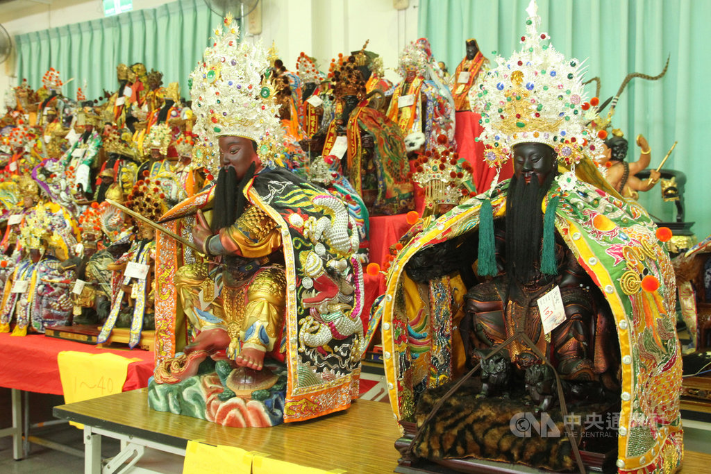 府城祖傳延陵道壇道長吳政憲策辦「神明同樂會」,來自各地約300尊神像在台南共聚一堂,參加24日各項傳統道教祈福科儀。中央社記者楊思瑞攝 109年5月24日