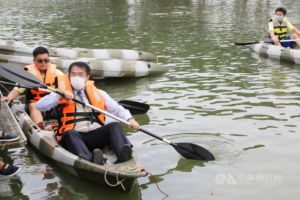 台南市觀光旅遊局24日在新營區天鵝湖舉辦「2020台南市水域遊憩體驗活動」宣傳記者會,市長黃偉哲(前)也下水體驗獨木舟運動。(台南市政府提供)中央社記者楊思瑞台南傳真 109年5月24日