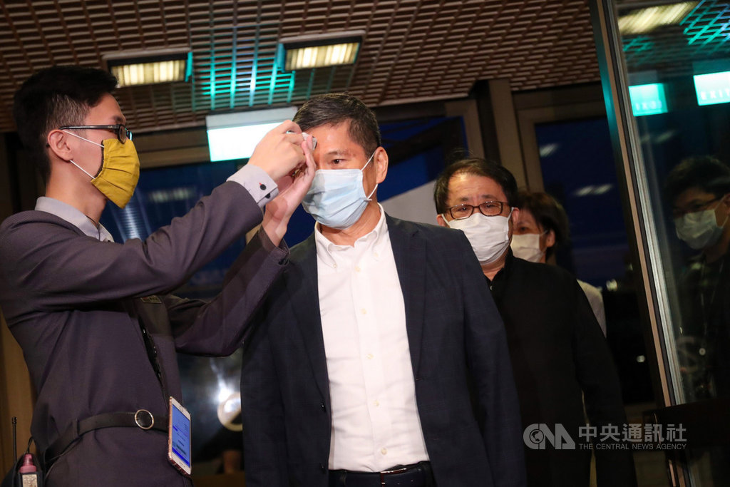文化部長李永得(前右)24日晚間到台北國家音樂廳出席國家交響樂團(NSO)舉辦的音樂會,抵達後先由工作人員幫他量額溫,並以酒精消毒後才進場。中央社記者吳家昇攝 109年5月24日