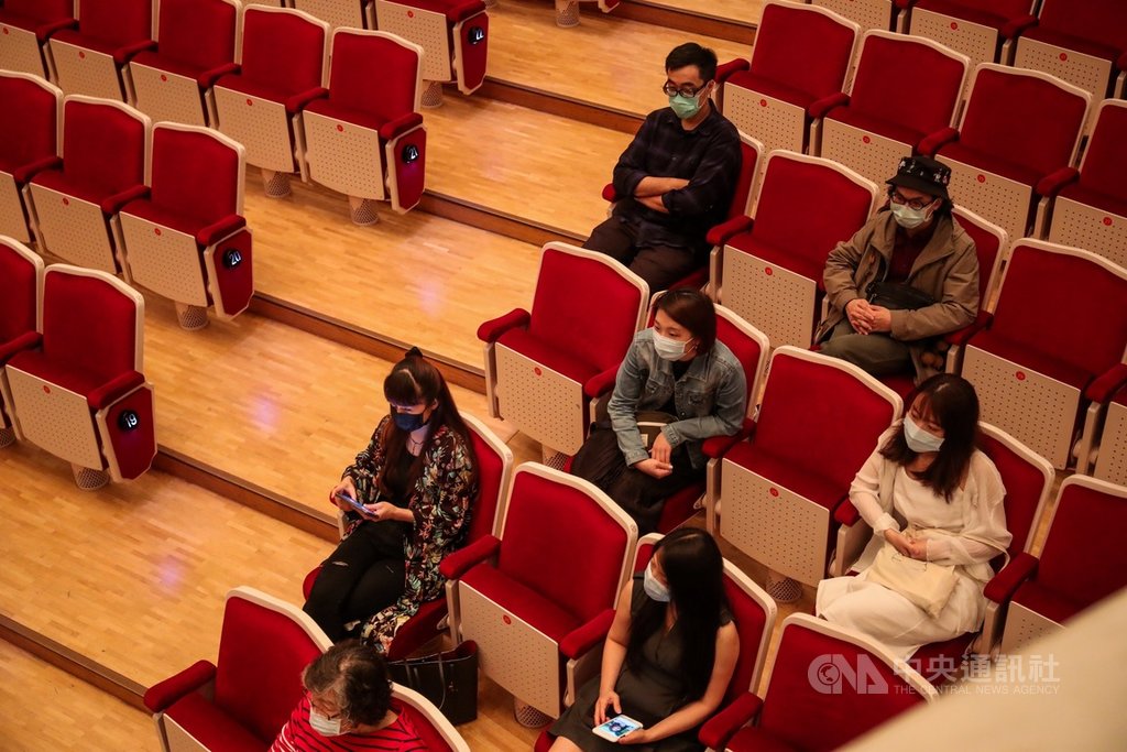 國家交響樂團(NSO)24日晚間在國家音樂廳舉辦的音樂會,除提供網路直播外,也在遵循防疫原則下試辦開放會員索票入場,與會民眾採梅花座入座,並全程戴上口罩。中央社記者吳家昇攝 109年5月24日