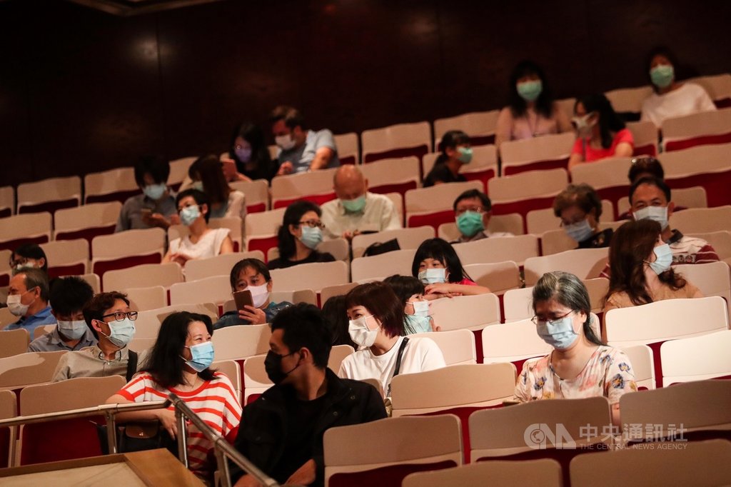 國家交響樂團(NSO)24日與兩廳院攜手舉辦音樂會,原僅提供網路直播,因疫情趨緩,配合開放試辦觀眾入場,民眾皆配合防疫措施,戴上口罩並拉開座位距離。中央社記者吳家昇攝 109年5月24日