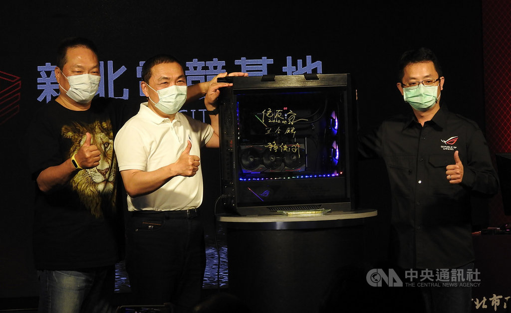 新北市長侯友宜(左2)24日和東森集團總裁王令麟(左)等人,一同出席新北電競基地2.0啟用儀式,盼在產業合作下,發展新北成為電競產業龍頭。中央社記者王鴻國攝 109年5月24日