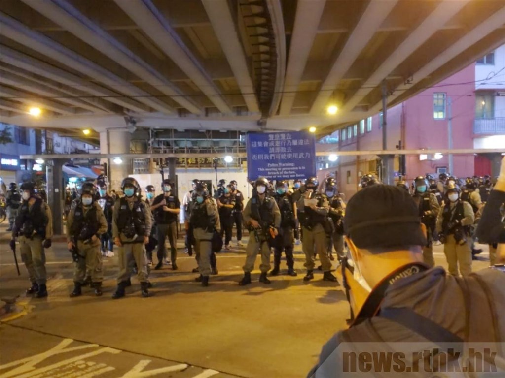香港警方24日傍晚在鵝頸橋多次舉起藍旗要求在場人士立即離開。(香港電台提供)